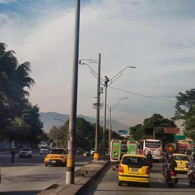 Medellín: habitante de calle paró tráfico porque se subió a un poste de luz