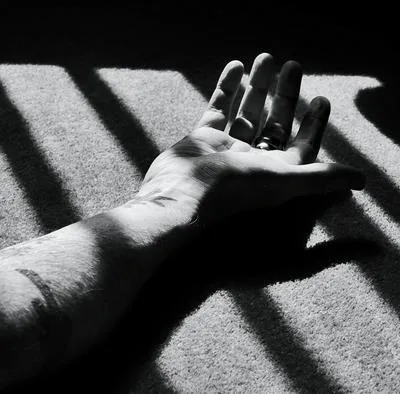 Hombre en el suelo. En relación con homicidio en Ibagué.
