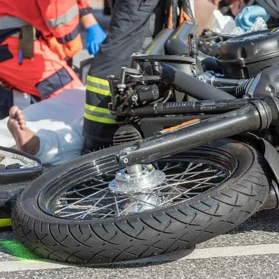 Buscan a familiares de abuelo que fue atropellado por motociclista en el barrio Miramar de Ibagué. Necesita una cirugía urgente.