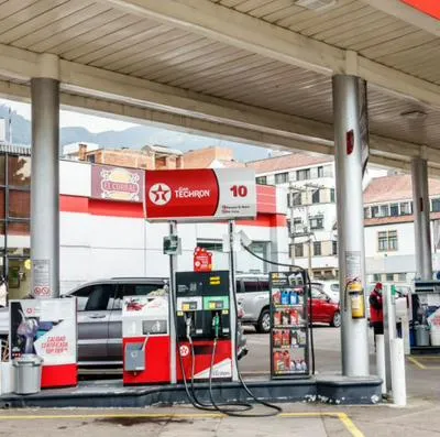 Precio de la gasolina en agosto no subiría por caída del dólar hoy en Colombia