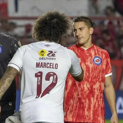 Marcelo, saludando a Luciano Sánchez, jugador al que lesionó en el partido de Fluminense con Argentinos Juniors.