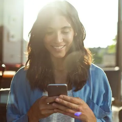 Persona con celular. En relación con uso de IA en celulares.