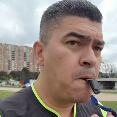 Eduardo Luis dejó de 'pedir domicilios' y ahora reparte tarjetas al estrenarse como árbitro en un partido amistoso del fútbol colombiano. 