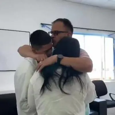 El intendente de la Policía Luis Alberto Gómez se rencuentra con su familia con un abrazo luego de ser secuestrado por el Eln en Cauca
