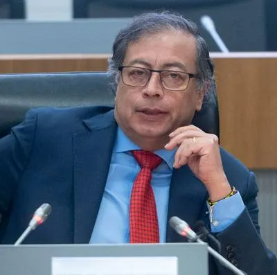 Gustavo Petro lleva un año en la Presidencia y se ha caracterizado por llegar tarde a todos los eventos y han llegado a compararlo con Héctor Lavoe.