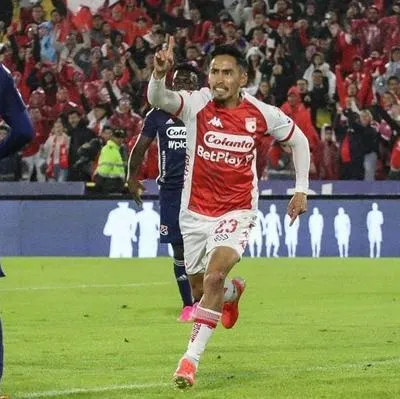 Fabián Sambueza celebrando su gol con Independiente Santa Fe ante Medellín por la Liga Betplay