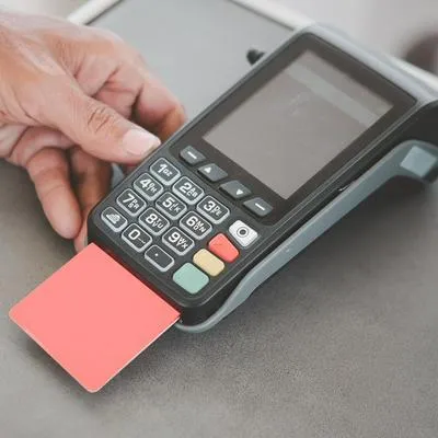 Pago con tarjeta, en nota sobre lugares en los que no se debería pagar con tarjeta débito