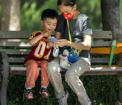 China quiere limitar a dos horas diarias el uso de los celulares para los jóvenes.