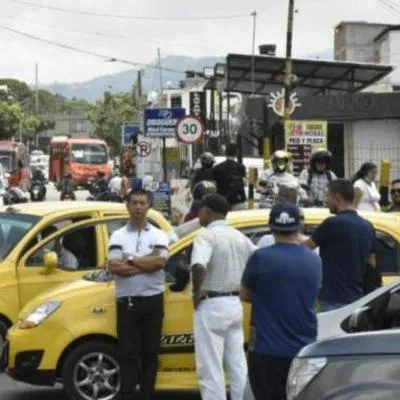 Varios taxistas en Ibagué se opusieron a idea de hacer carreras compartidas y le dicen al secretario de Movilidad que propuesta es absurda.