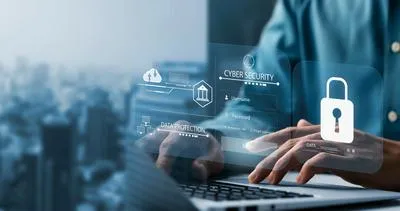 Persona en el computador. En relación con evento de ciberseguridad.