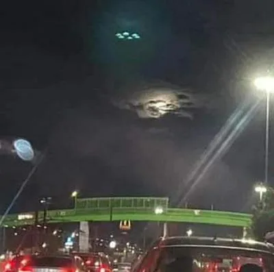 Captan supuesto ovni sobrevolando en la Ciudad de México