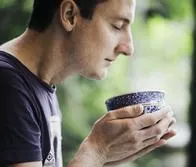 Hombre oliendo. En relación con enfermedad del olfato.