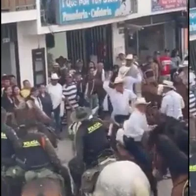 Captura de video de riña en medio de cabalgata. 