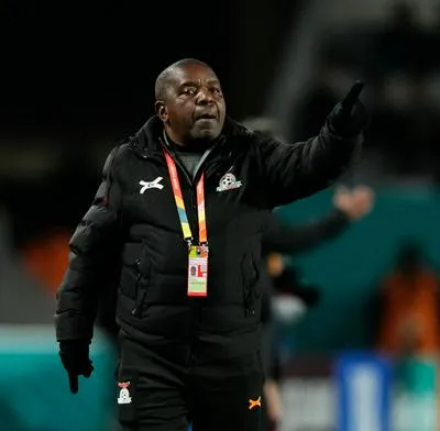 Bruce Mwape, director técnico de Zambia, denunciado por sus jugadoras por acoso sexual.