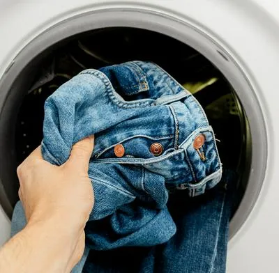 Elimine el olor a humedad de su ropa con estos productos.
