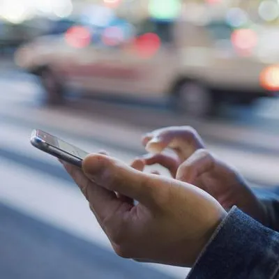 Celular en la mano. En relación con actualización de WhatsApp. 