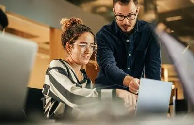 Personas en computador. En relación con cursos de inglés. 