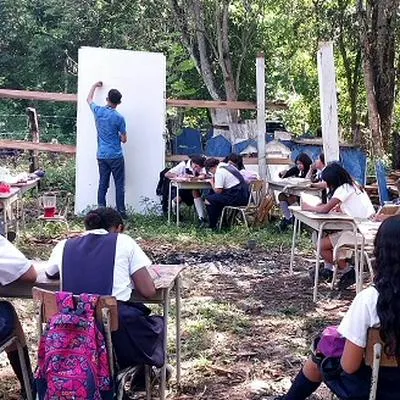 En Pueblo Bello, Cesar, estuadiantes dieron a conocer que reciben clases debajo de un árbol luego de que se derrumbara un kiosko, que usaban como colegio.