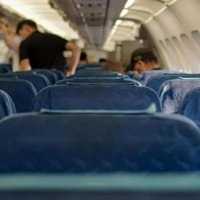 Un 'tiktoker' se hizo viral al mostrar lo que hace para evitar compañeros de asiento en vuelos