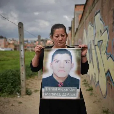 Madre denuncia la exhumación de víctima de falsos positivos en cementerio de Bosa