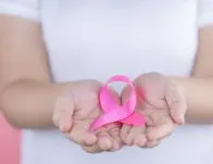 Mujer con símbolo de cáncer de seno. En relación con la  mastectomía.