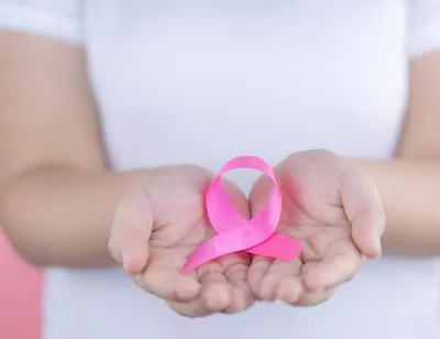 Mujer con símbolo de cáncer de seno. En relación con la  mastectomía.