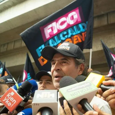 Federico Gutiérrez junto a sus votantes por la Alcaldía de Medellín.