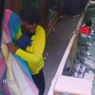 Asaltaron famosa joyería de Cartagena; ladrones se llevaron millonario botín en prendas.