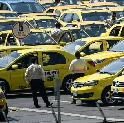 Taxistas irán a paro en varias ciudades de Colombia el 9 de agosto porque no hubo acuerdo con el Gobierno de Gustavo Petro con precios de la gasolina.