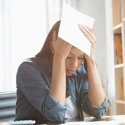 Foto de mujer preocupada, en nota de que correo de Dian para declaración de renta en Colombia dejó quejas y muchos memes.