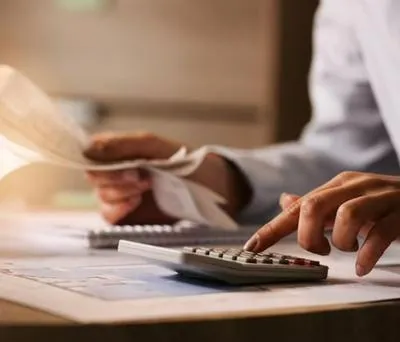 Hombre haciendo cuentas para declaración de renta 2023.