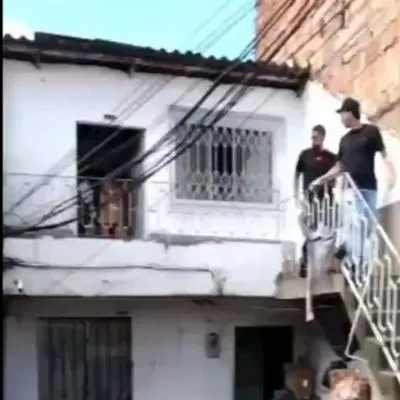 En Medellín les quitaron ropa a ladrones y los hicieron caminar por la calle así