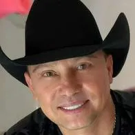 Giovanny Ayala, cantante de música popular, fue víctima de robo cuando se desplazaba en un taxi por Medellín y se supo qué pertenencias le quitaron.