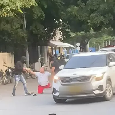 capture dRoban en Santa Marta hoy a pareja cuando subía a su vehículo, en barrio El Cundíe vídeo