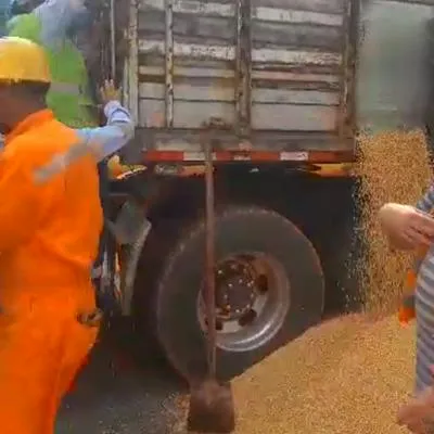 Personal de seguridad rompió el protector del tráiler, en Santa Marta para rescatar al afectado