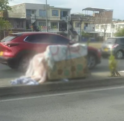 En plena autopista de Cali hallaron cuerpo sin vida que estaba abandonado sobre un mueble
