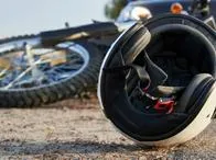 Moto en el suelo. En relación con muerte de dos motociclistas.