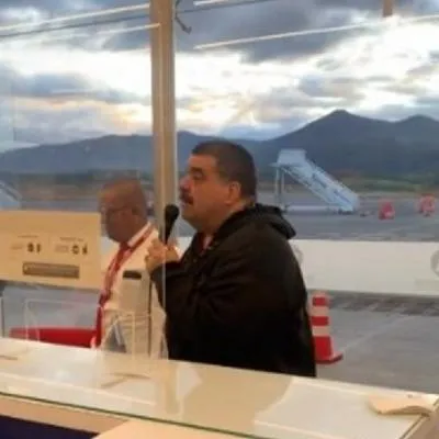 Maelo Ruíz cantó a pasajeros que les dolió retrasó de vuelo de Avianca; les dio ánimos.