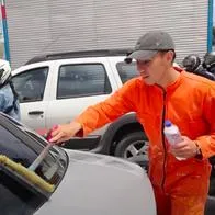 Cuánto dinero gana un limpiavidrios en Bogotá y cómo le pagan conductores