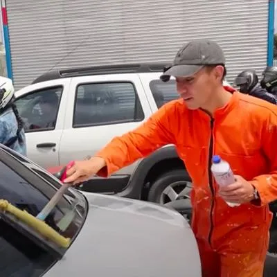 Cuánto dinero gana un limpiavidrios en Bogotá y cómo le pagan conductores