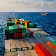 Barco carguero transportando mercancía. Según cifras del Dane las exportaciones en el país cayeron en comparación con el mismo periodo del año pasado.