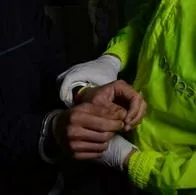 Persona esposada. En relación con detenidos por extorsión en Bogotá.