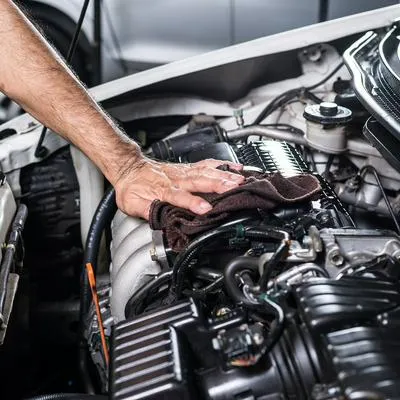 Así puede limpiar el motor del carro sin afectarlo ni dañarlo. 