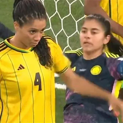 Catalina Usme, que fue empujada 3 veces en Selección Colombia vs. Jamaica, en Mundial Femenino