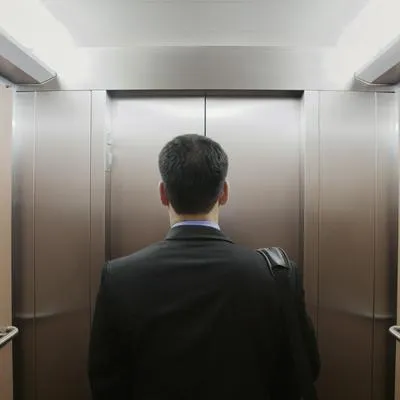 Qué significa soñarse dentro de un ascensor que sube, baja o se mantiene quieto: aislamiento, preocupaciones, aspiraciones, metas y otros significados