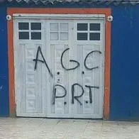 Grafitis alusivos al 'Clan del Golfo' en Venecia, en Ciudad Bolívar, al sur de Bogotá