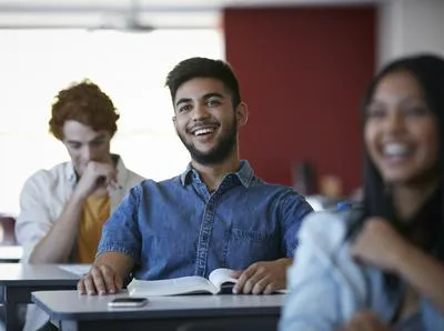 Jóvenes estudiando. En relación con becas de Colombia Biodiversa 2023-.