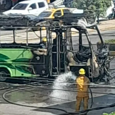 Susto en Valledupar: buseta del SETP se incendió en la ‘bomba de AVA’