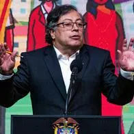 Gustavo Petro lanza críticas a quienes viajan en avión y desata controversia por sus viajes.