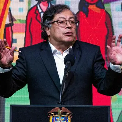 Gustavo Petro lanza críticas a quienes viajan en avión y desata controversia por sus viajes.